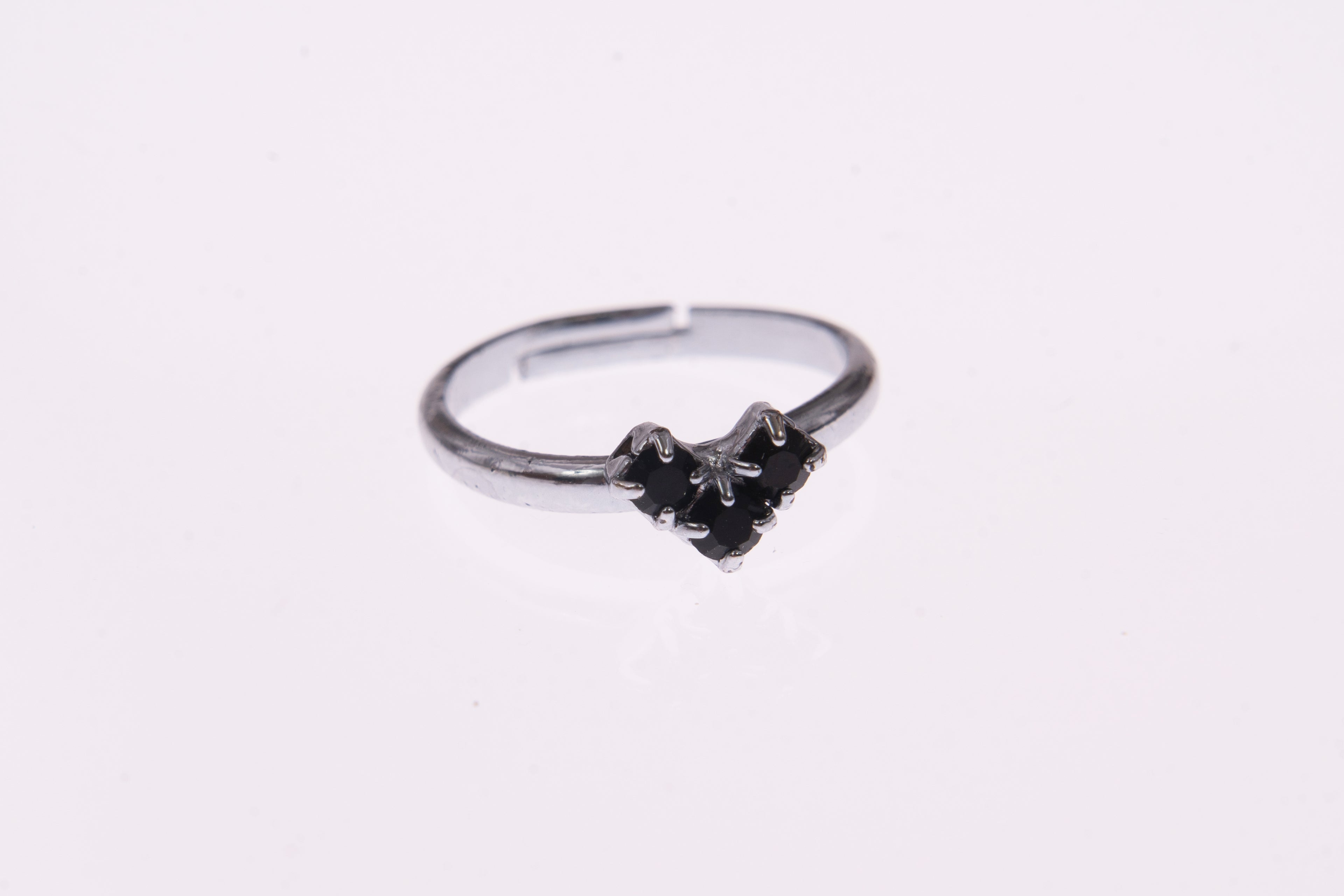 Anello regolabile a forma di cuore con cristalli Swarovski neri su ungioielloperte.com