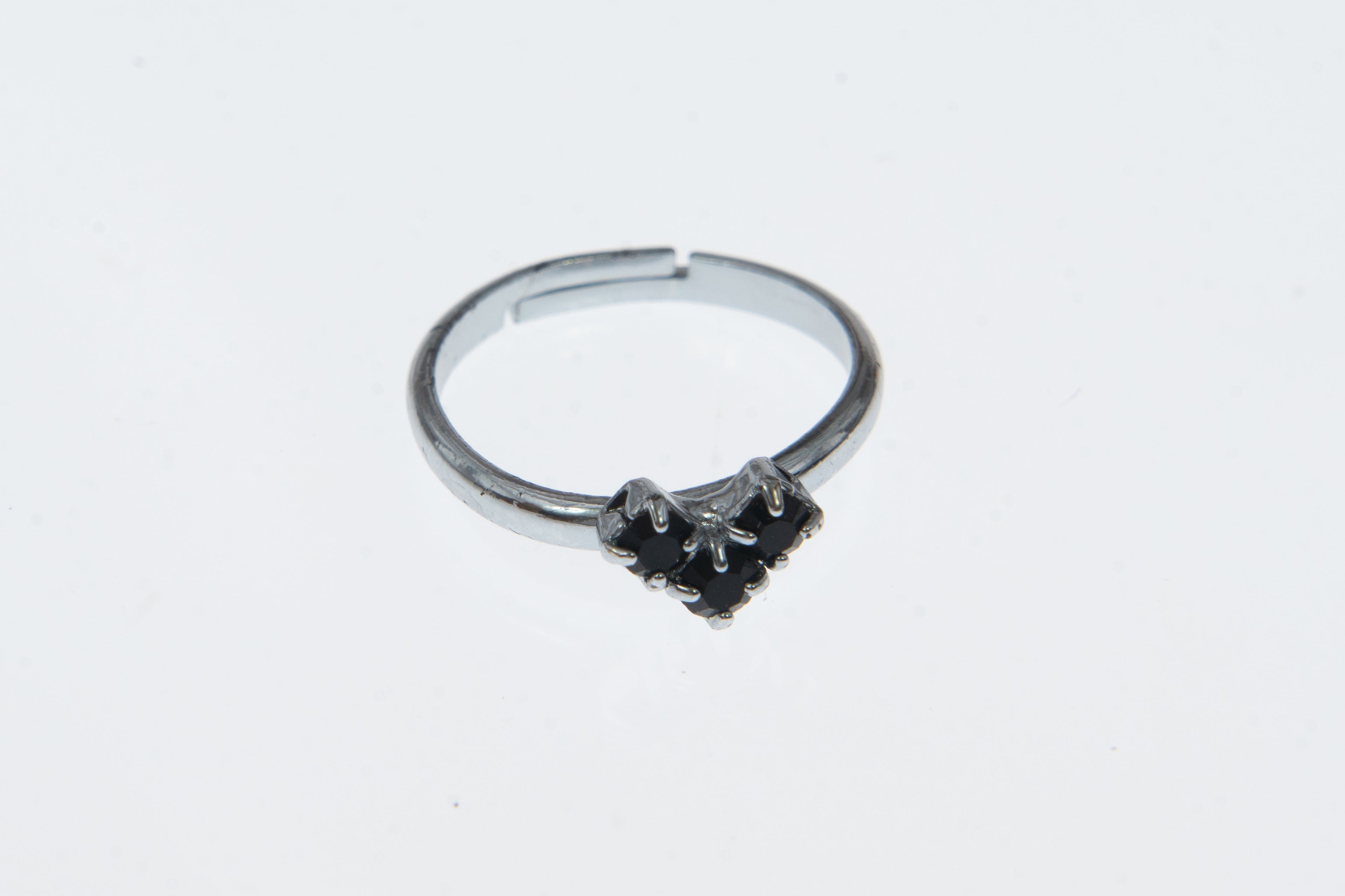 Anello con cristalli Swarovski neri a forma di cuore su ungioielloperte.com