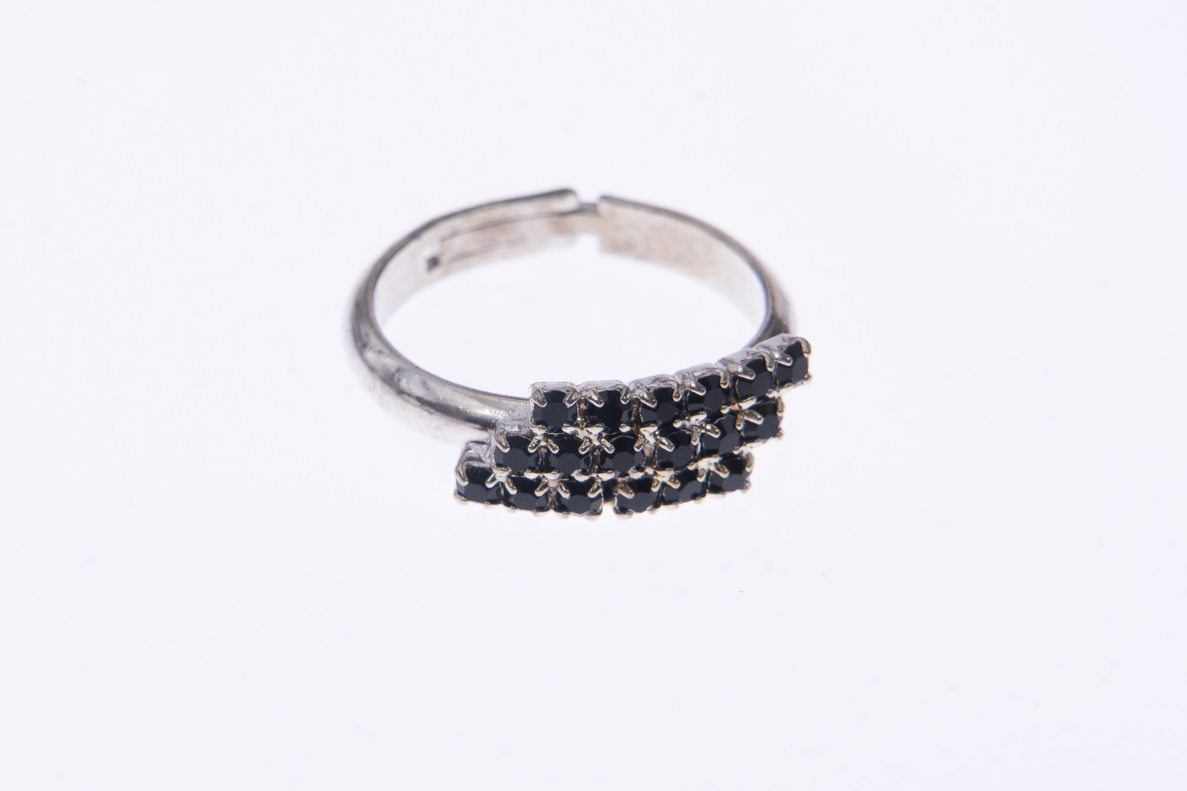 Anello con design a scalare e cristalli Swarovski neri, regolabile su ungioielloperte.com