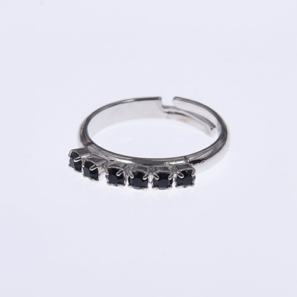 Anello con cristalli Swarovski neri a fila e regolabile, vista laterale su ungioielloperte.com