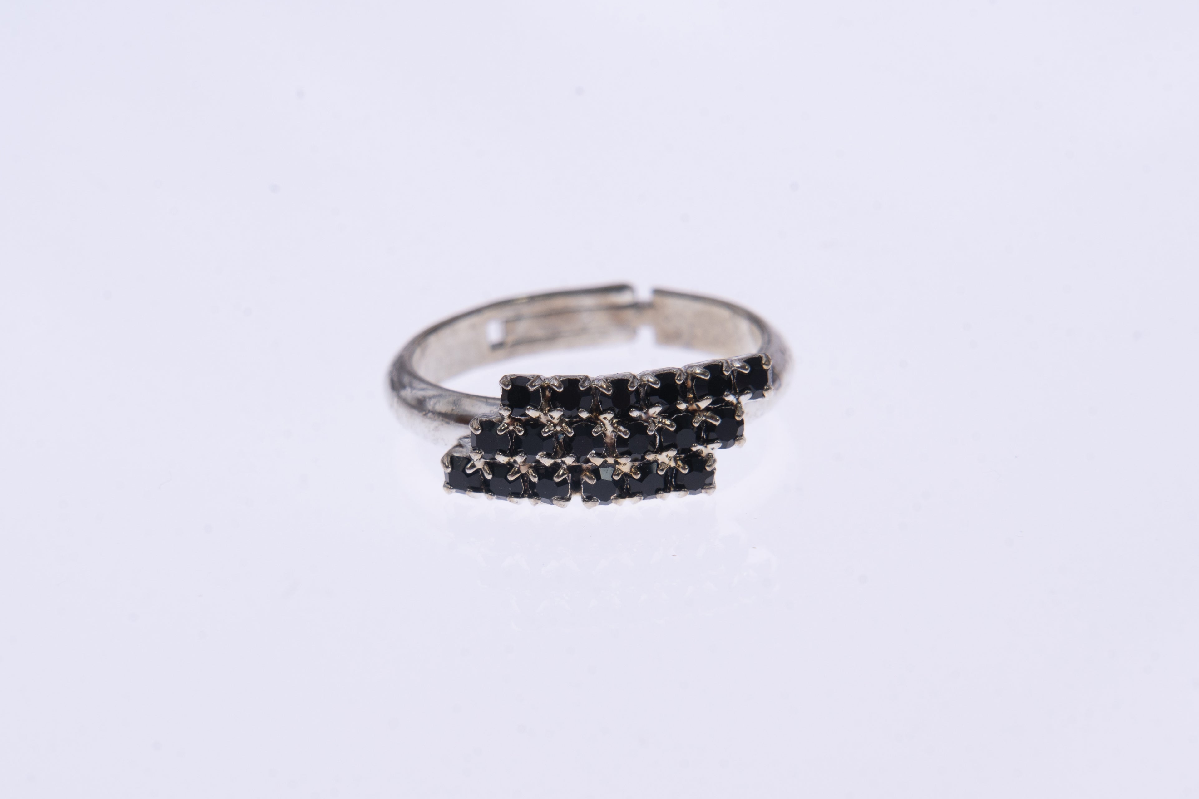 Anello con cristalli Swarovski neri disposti a scalare e regolabile su ungioielloperte.com