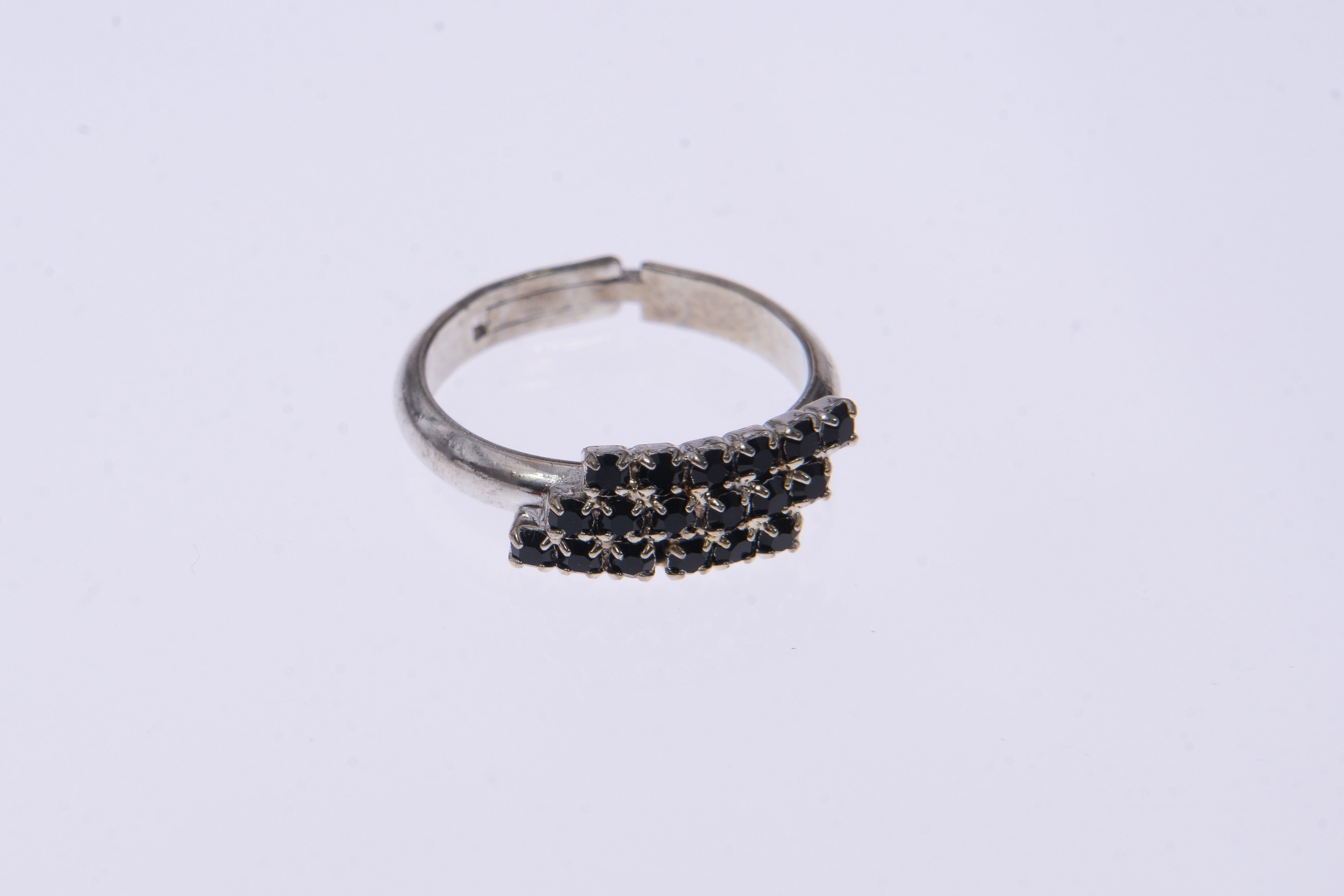 Anello regolabile con cristalli Swarovski neri disposti a scalare, su ungioielloperte.com