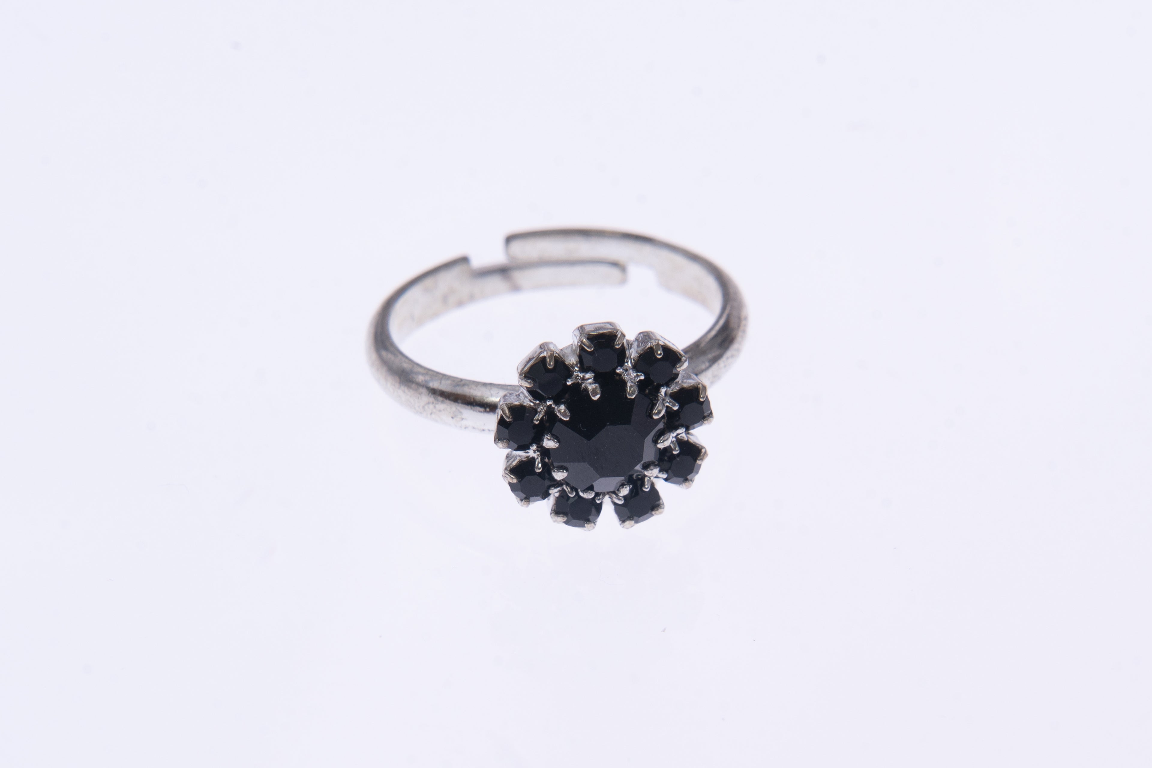 Anello a fiore con cristalli Swarovski neri su ungioielloperte.com