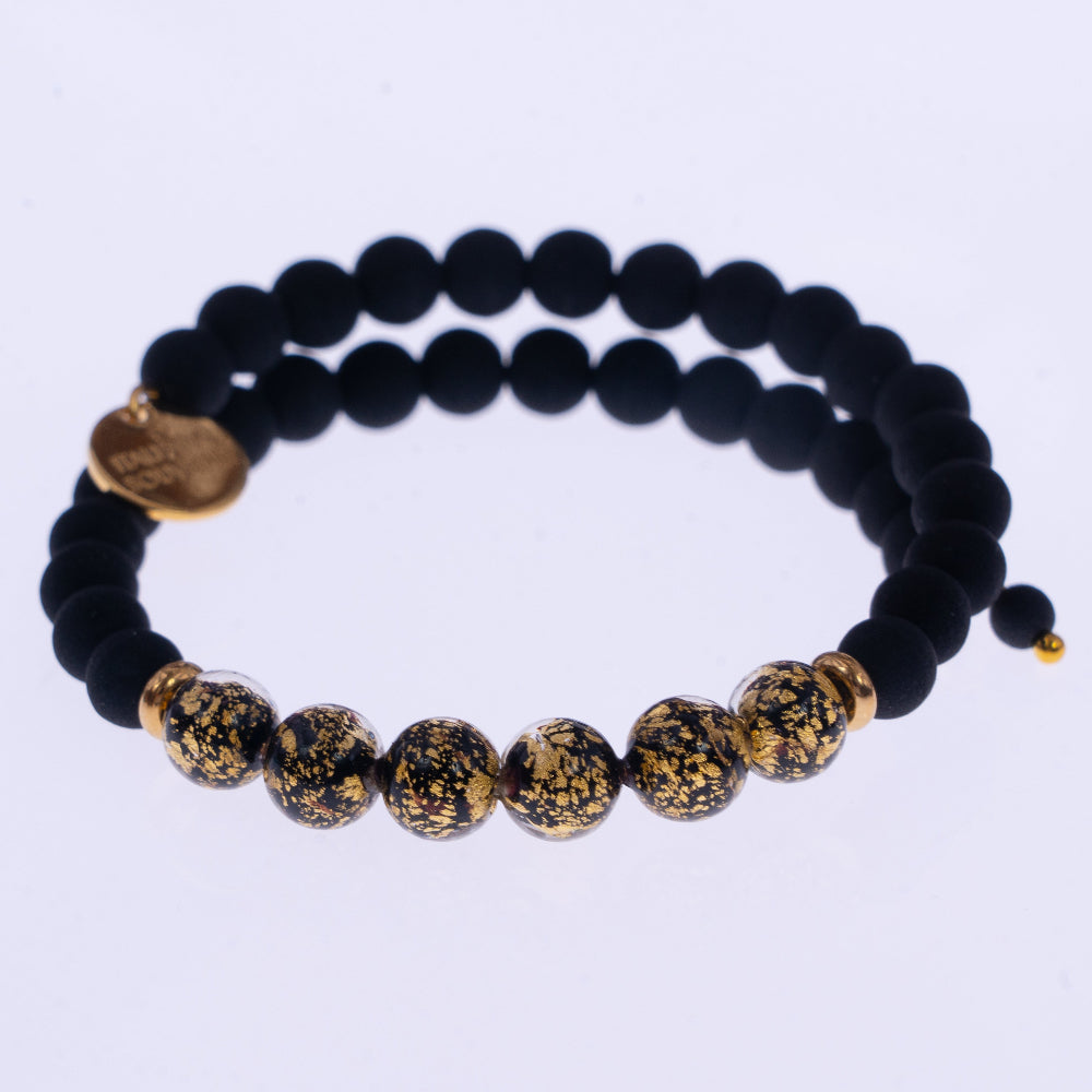 Bracciale a spirale con perle nere opache e perle con dettagli oro