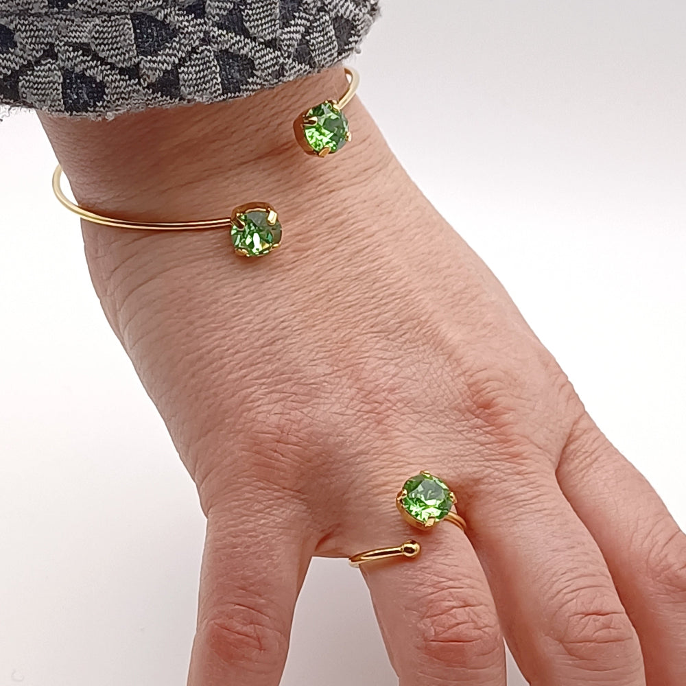 Modella indossa anello regolabile e bracciale coordinato di ungioielloperte.com in cristalli Swarovski
