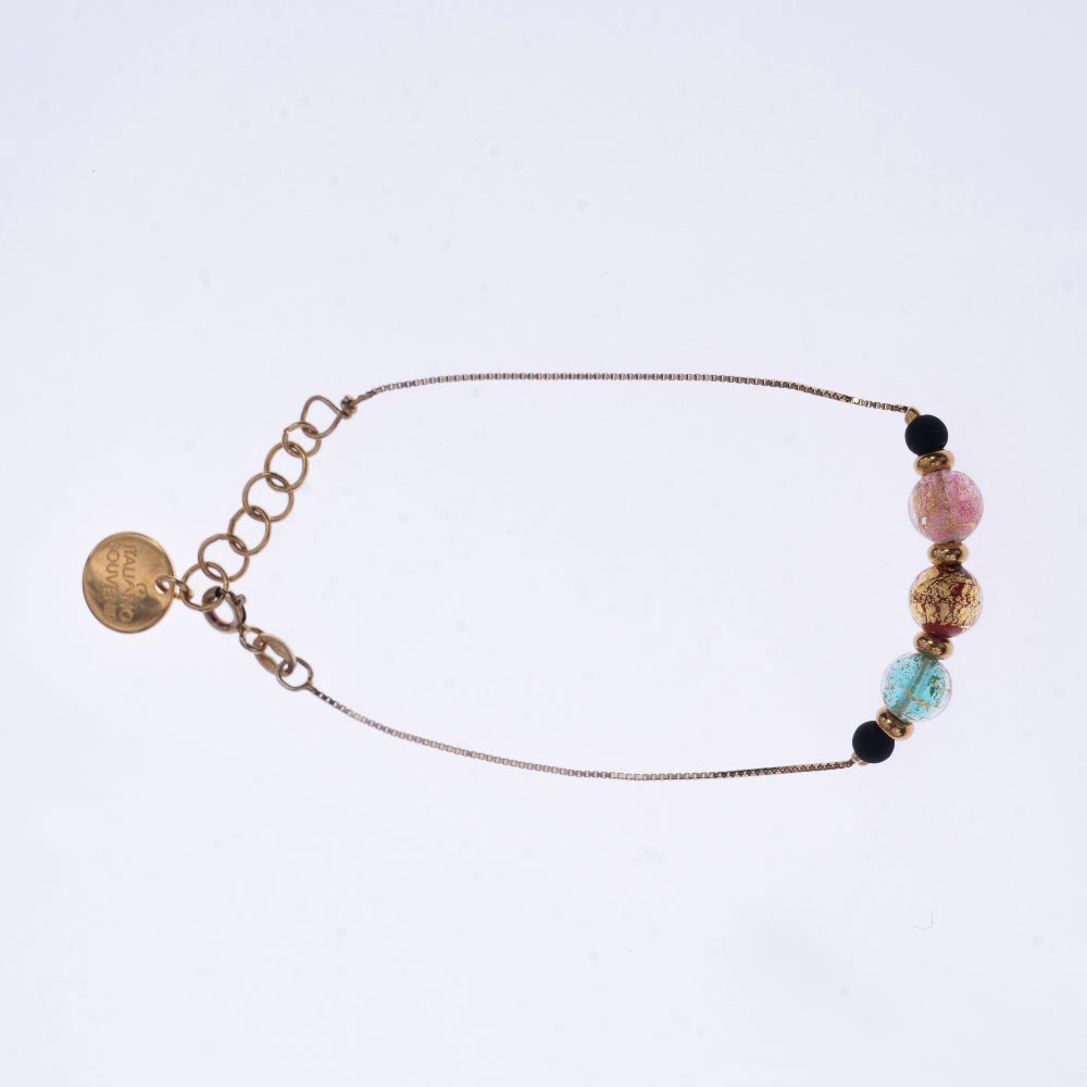 Bracciale di ungioielloperte.com con perle in vetro di Murano colorate, su sfondo bianco