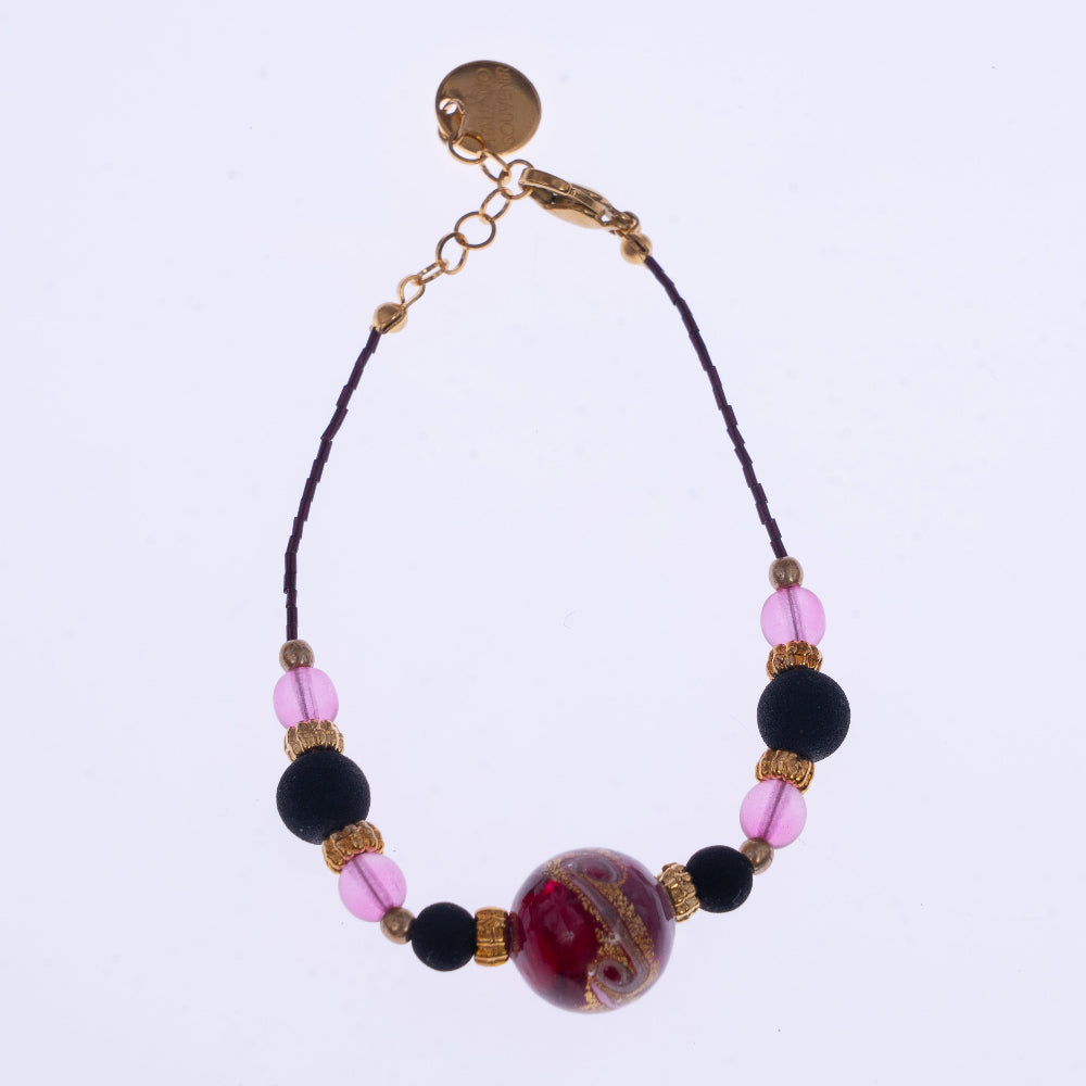 Bracciale di ungioielloperte.com con perla centrale in vetro di Murano rosa e perline in pietra lavica