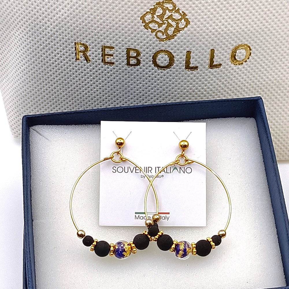 Orecchini blu e oro a cerchio pietra lavica, brand Rebollo - ungioielloperte