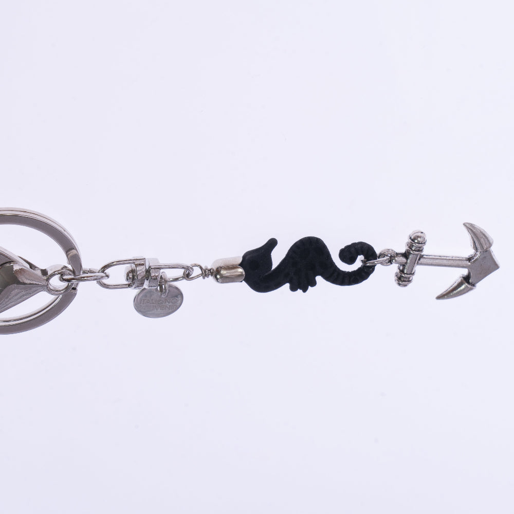 Portachiavi nautico con cavalluccio marino in pietra lavica sintetizzata nera e ancora argentata, chiusura moschettone - accessorio marino