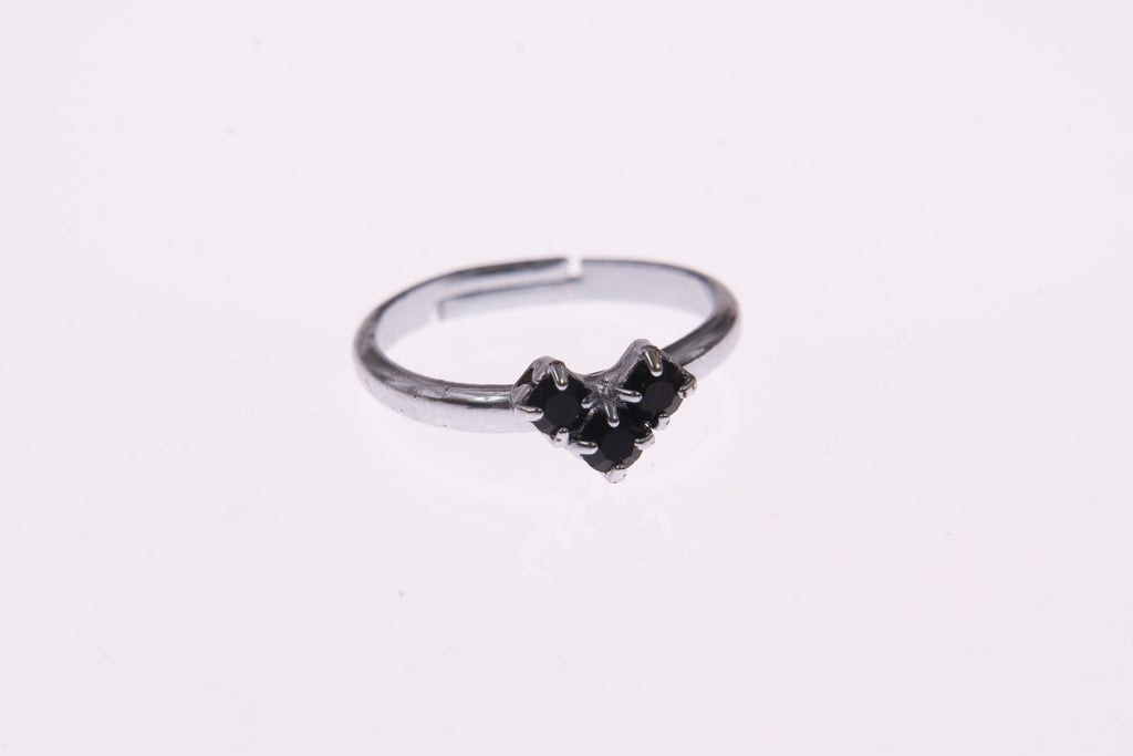 Anello regolabile a forma di cuore con cristalli Swarovski neri su ungioielloperte.com