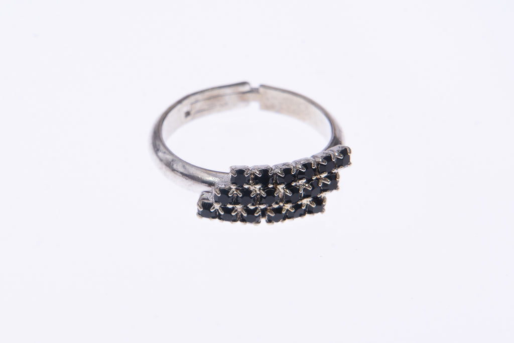 Anello con design a scalare e cristalli Swarovski neri, regolabile su ungioielloperte.com