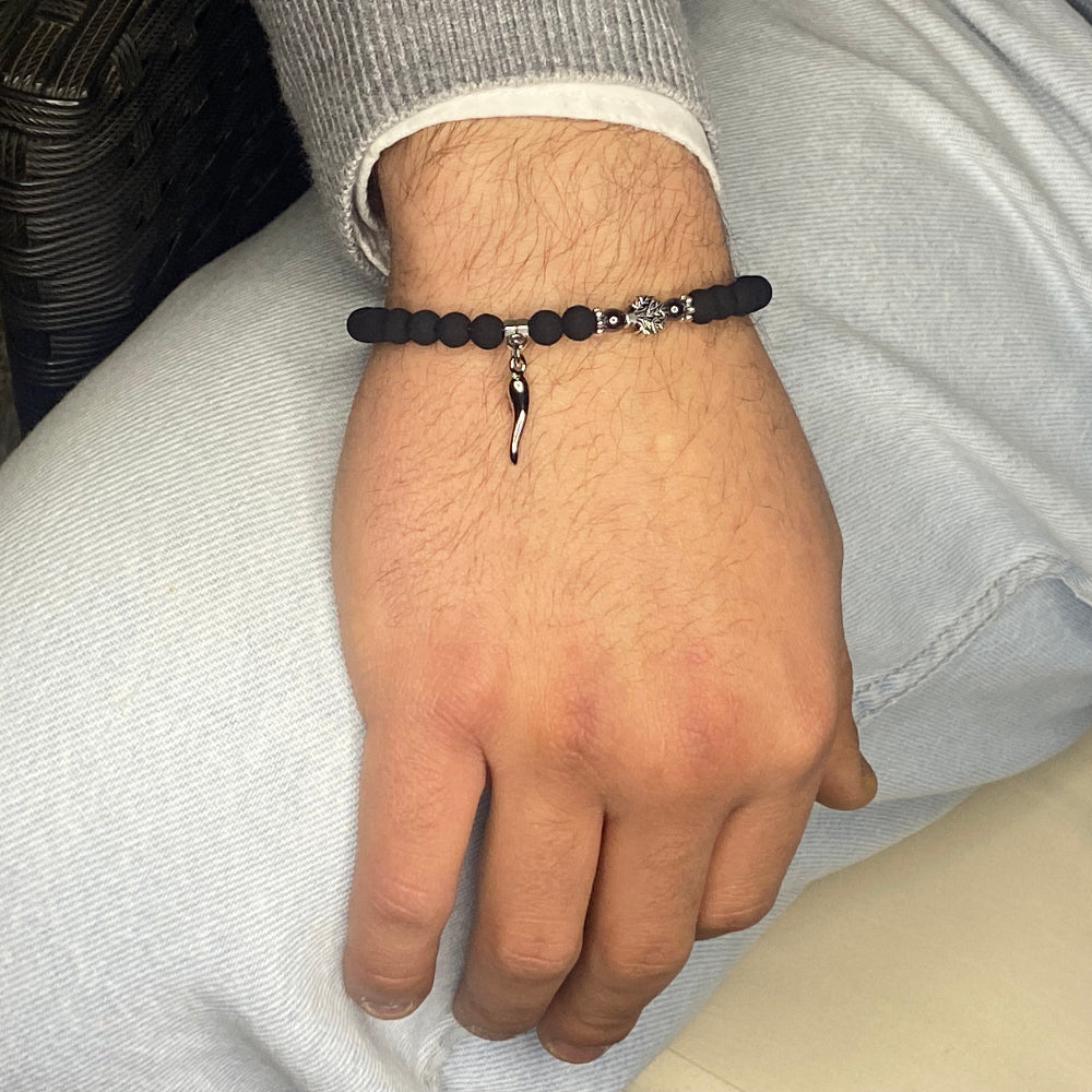 Bracciale uomo grigio pietra lavica, albero della vita e cornetto portafortuna indossato - ungioielloperte