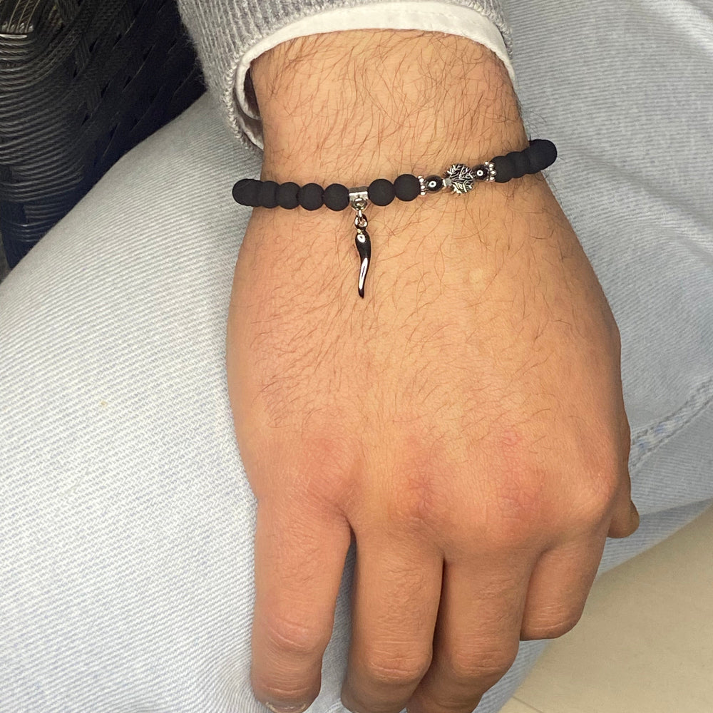 Bracciale uomo pietra lavica, albero della vita e cornetto portafortuna indossato - ungioielloperte