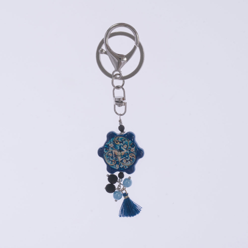 Portachiavi ceramica blu decorativa con nappa e perle colorate - vista frontale completa design artistico
