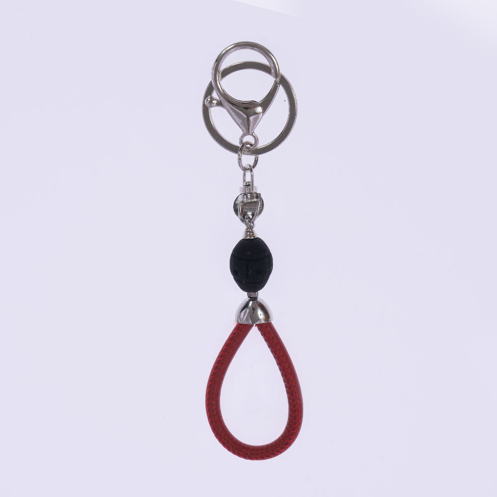 Portachiavi con cordino cuoio rosso e pietra lavica nera, chiusura moschettone - accessorio unisex moderno